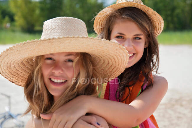 Mujeres guapas juntas bajo el sol - foto de stock