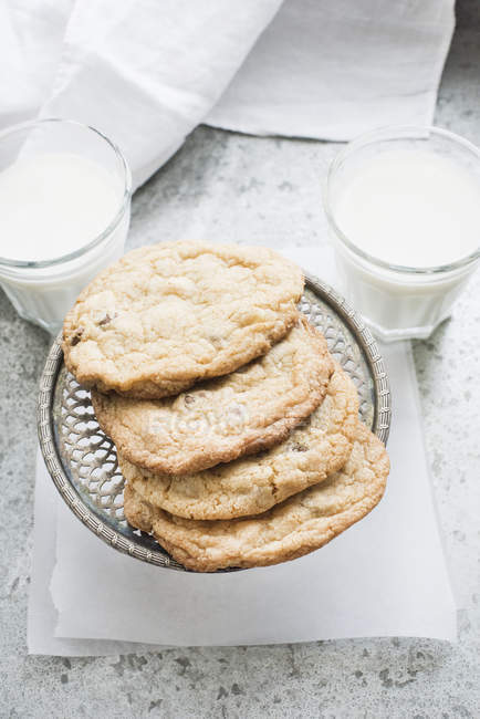 Chocolate chip cookies with milk — Stock Photo