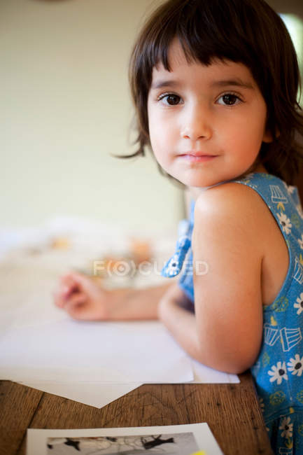 Retrato de menina adorável em casa — Fotografia de Stock