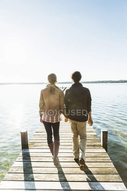 Couple sur jetée, Lac Starnberg, Bavière, Allemagne — Photo de stock