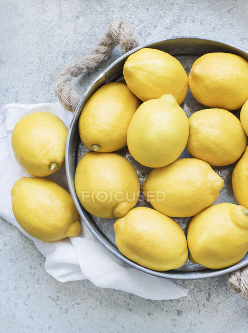 Zitronen in Metallschale — Stockfoto