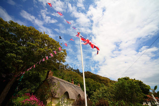 Британський прапор з флагштока в селі — стокове фото