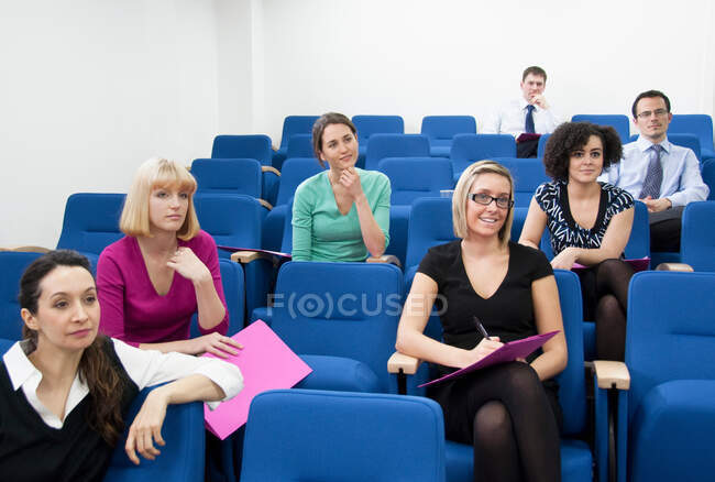 Colegas sentados para apresentação — Fotografia de Stock