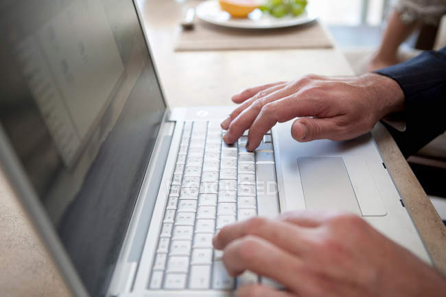 Мужчины руки с помощью клавиатуры ноутбука — стоковое фото