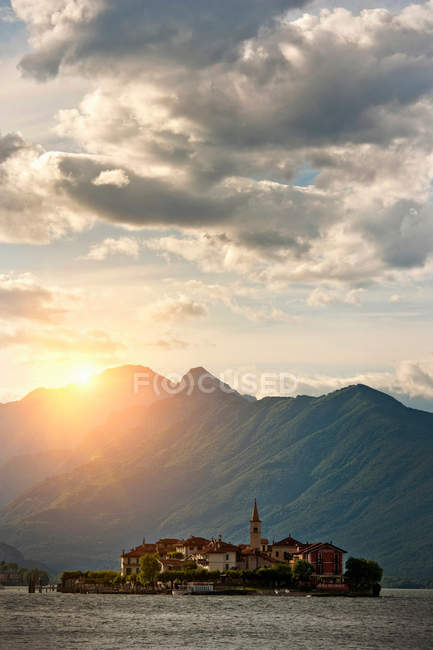 Sole splendente sul castello costruito — Foto stock