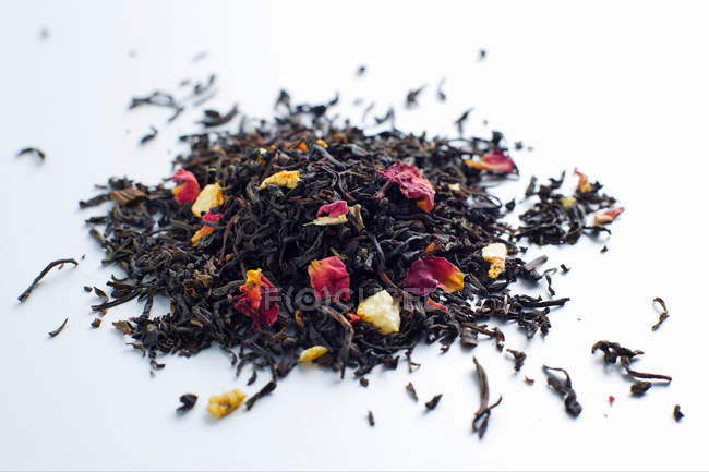 Primo piano colpo di palo foglie di tè sulla superficie bianca — Foto stock