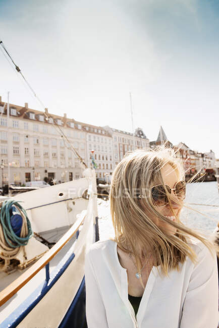 Viaje en barco de una mujer, Copenhague, Dinamarca - foto de stock