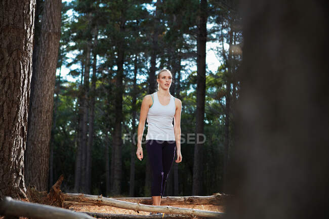 Donna che cammina nella foresta — Foto stock