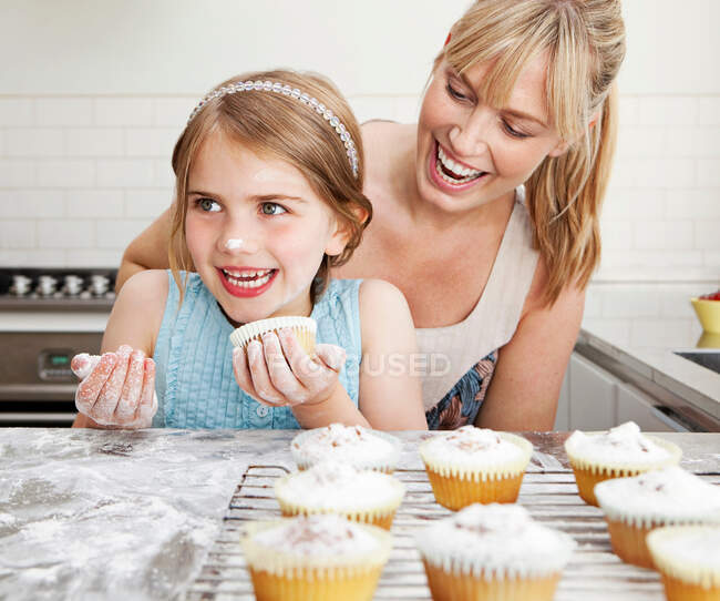 Mãe e filha com bolos — Fotografia de Stock
