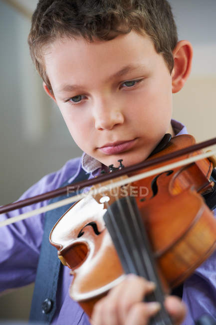 Retrato de menino sério tocando violino — Fotografia de Stock