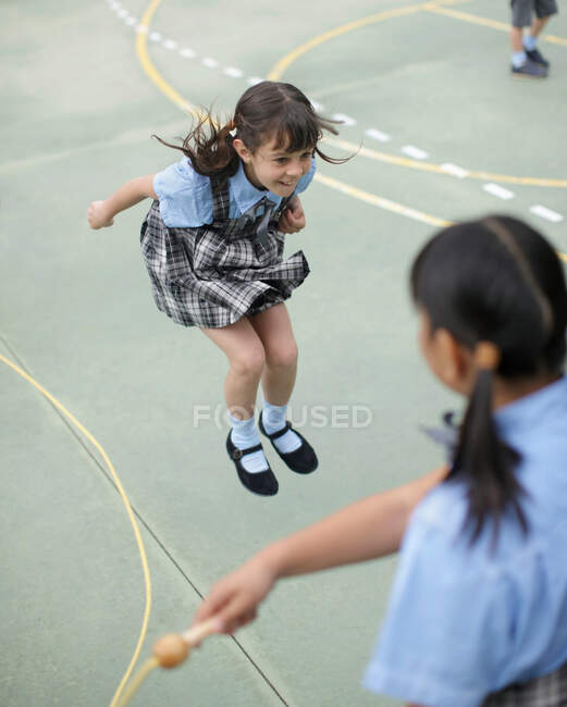École fille sauter corde — Photo de stock