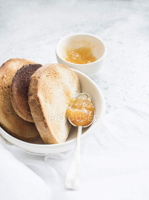 Підсмажений хліб з абрикосовим джемом — стокове фото