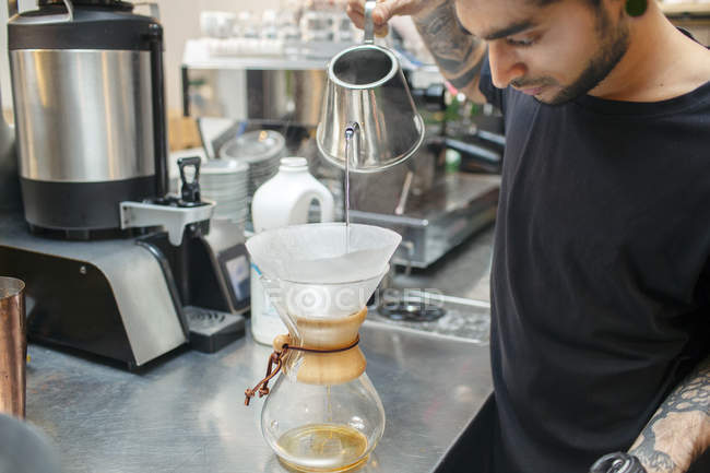 Männlicher Barista bereitet Filterkaffee im Café zu — Stockfoto