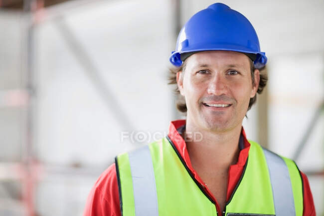 Trabajador sonriente con sombrero - foto de stock