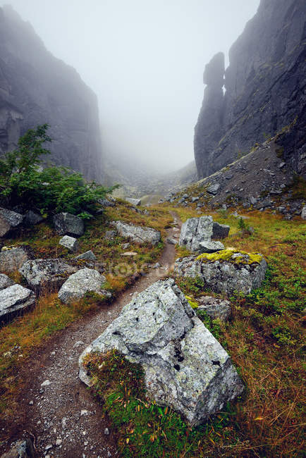 Sentiero nebbioso a Aku-Aku Ravine, Khibiny Mountains, penisola di Kola, Russia — Foto stock