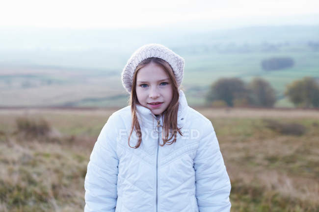 Girl standing in rural field — Stock Photo