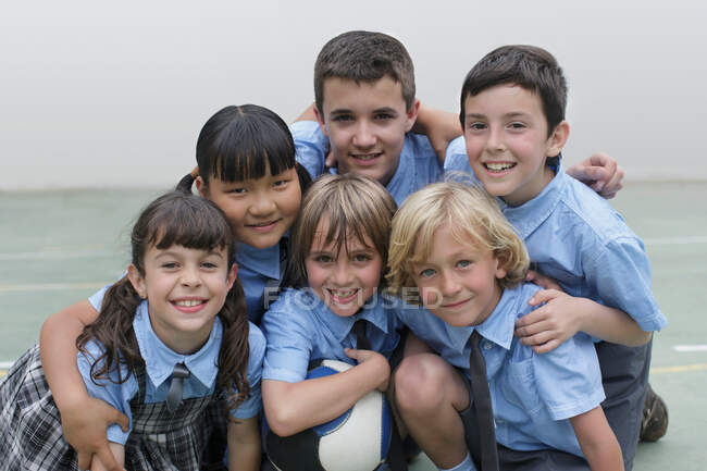 Bambini della scuola in foto di gruppo — Foto stock