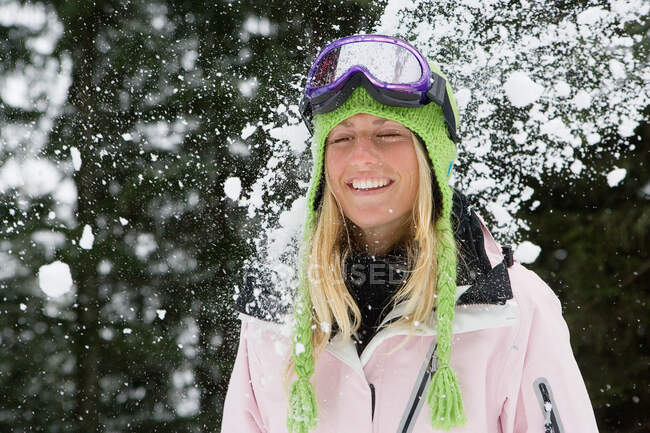 Palla di neve esplode sulla giovane donna bionda — Foto stock