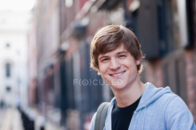 Porträt eines jungen Mannes im Freien — Stockfoto