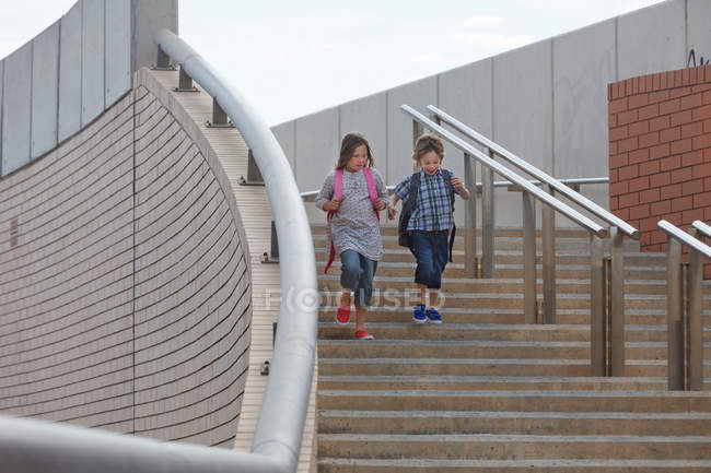 Niños subiendo escaleras al aire libre - foto de stock