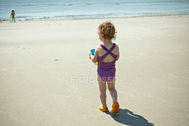 Menina da criança andando na praia — Fotografia de Stock