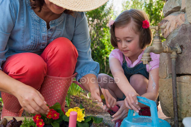 Madre e figlia giardinaggio insieme — Foto stock