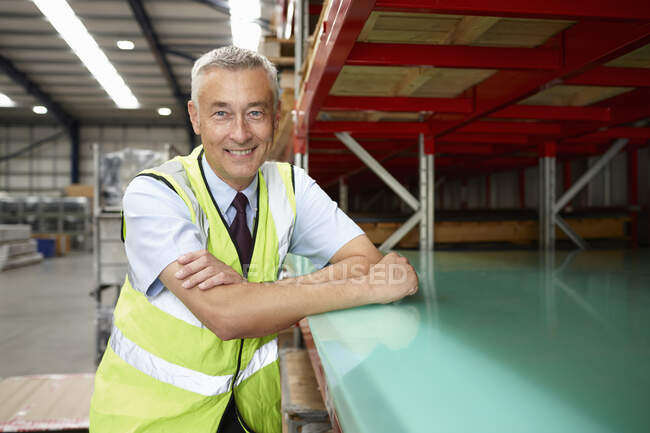 Portrait du gérant d'entrepôt en entrepôt d'ingénierie — Photo de stock