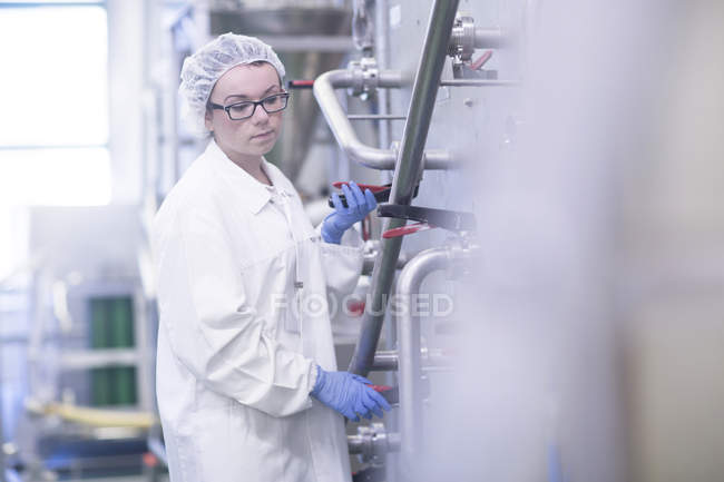 Factory worker working in food production factory — Stock Photo