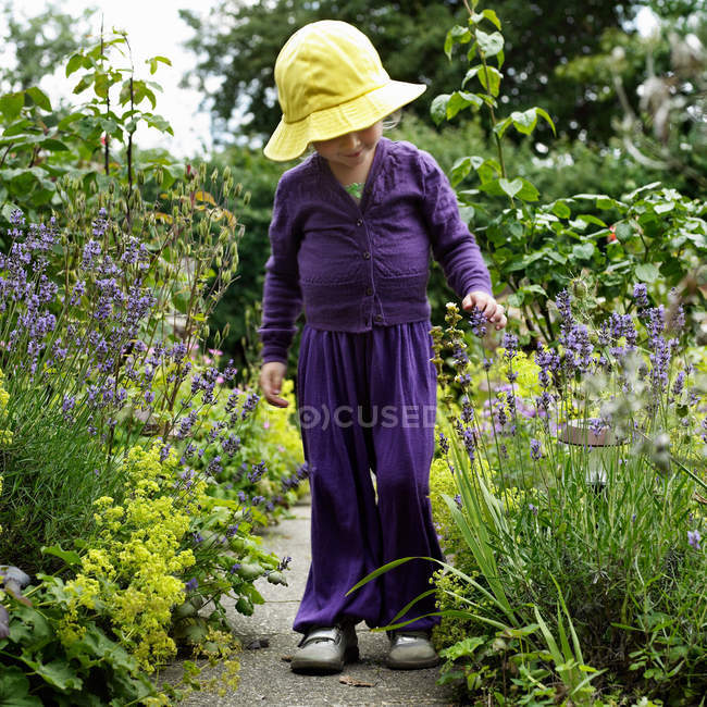 Mädchen spaziert im Garten im Freien — Stockfoto
