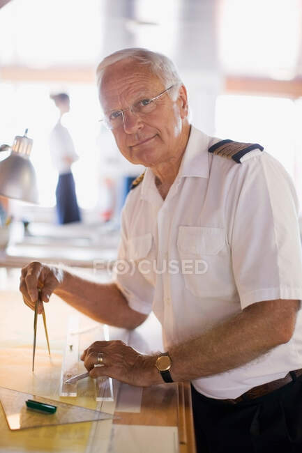 Capitaine réglant les compas — Photo de stock