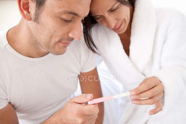 Пара читання тест на вагітність разом — стокове фото