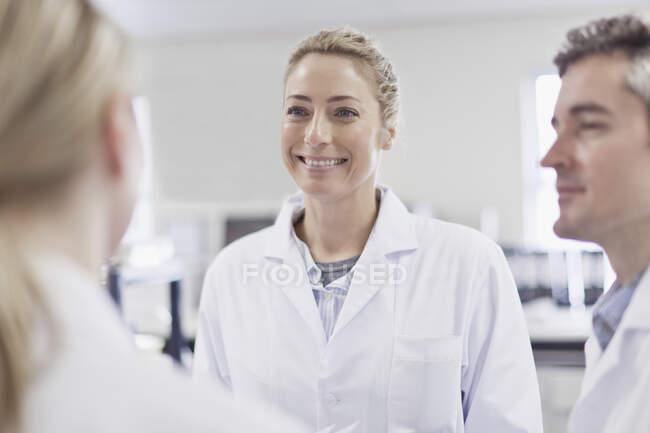 Científico sonriendo en laboratorio de patología - foto de stock