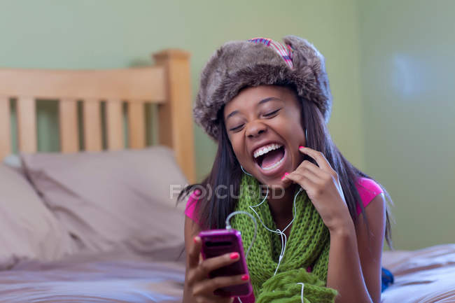 Menina adolescente ouvindo fones de ouvido — Fotografia de Stock