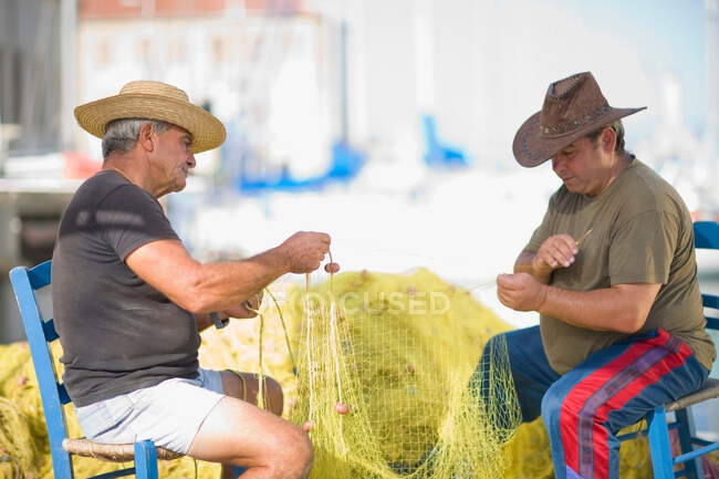 Homens preparando rede de pesca — Fotografia de Stock