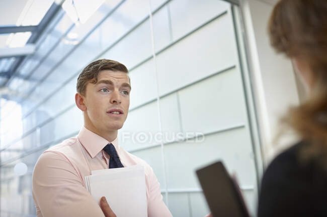 Business colleagues in discussion — Stock Photo