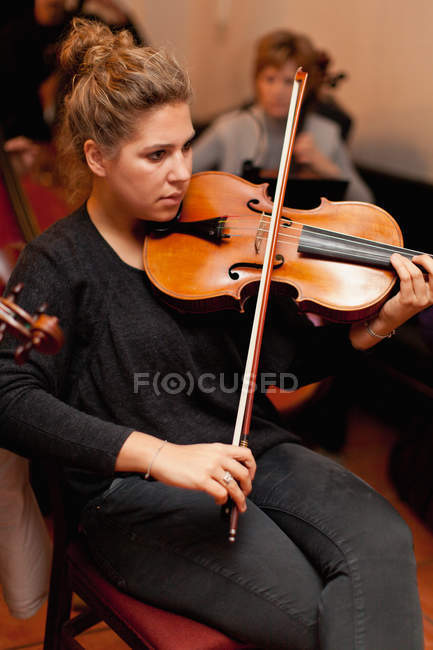 Violinista practicando con grupo - foto de stock