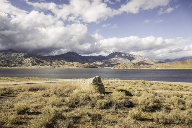 Landscape view of Lake Isabella and mountains, California, USA — Stock Photo