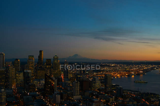Vista aérea do horizonte da cidade de Seattle à noite — Fotografia de Stock