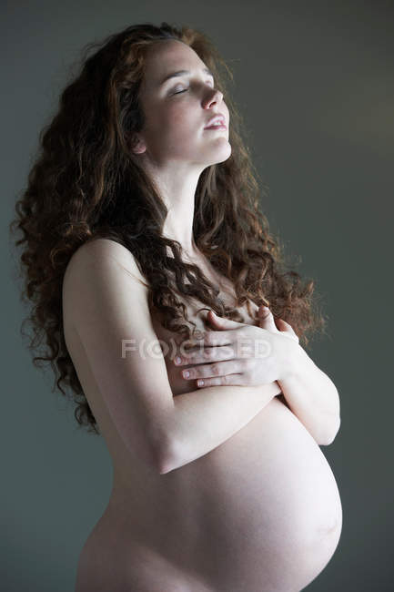 Sorridente donna incinta nuda — Foto stock