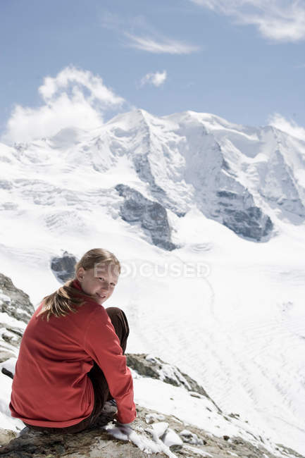 Ragazza a piedi un percorso in montagna — Foto stock