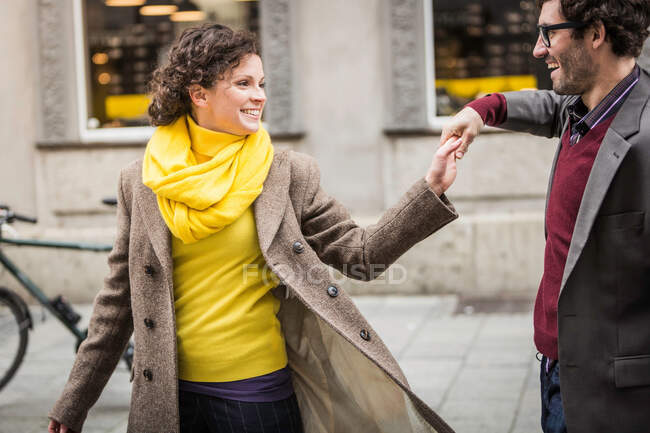 Couple holding hands on city street — Stock Photo