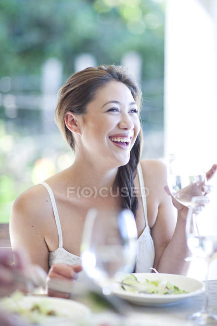 Jovem mulher na mesa de jantar — Fotografia de Stock