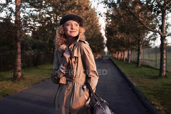 Женщина ходит по сельской дороге — стоковое фото