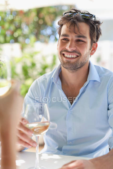 Coppia con vino a tavola all'aperto — Foto stock