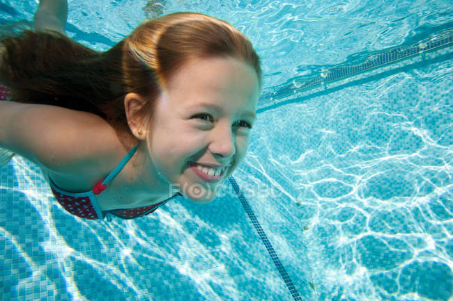 Niño sonriente en la piscina - foto de stock