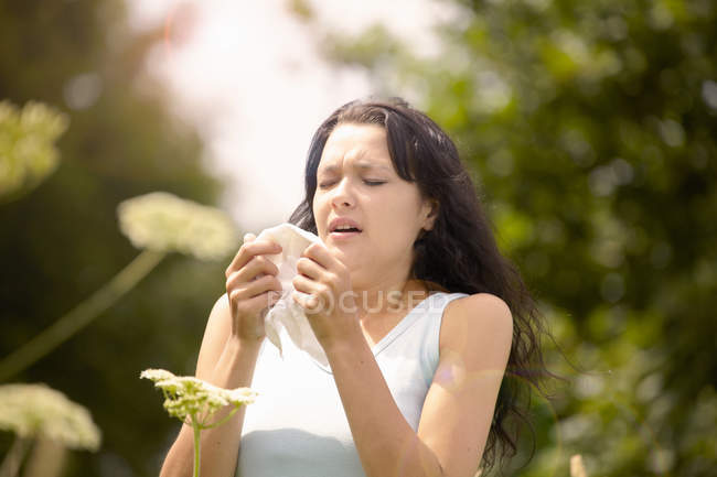 Chica a punto de estornudar en tejido - foto de stock