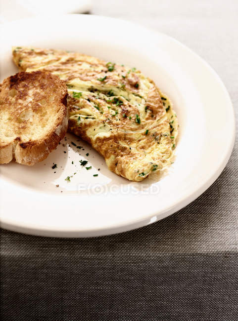 Vista de perto da placa de omelete e torrada — Fotografia de Stock