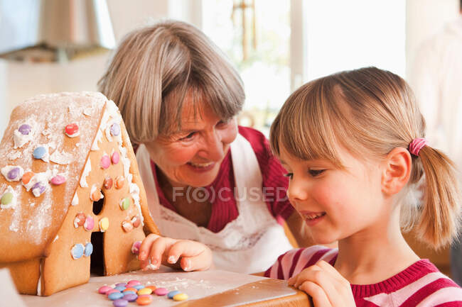 Бабушка и внук пекут торт — стоковое фото