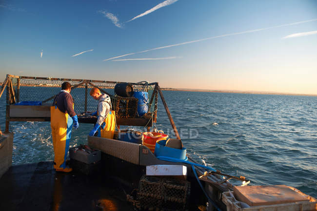 Pêcheurs au travail sur bateau — Photo de stock