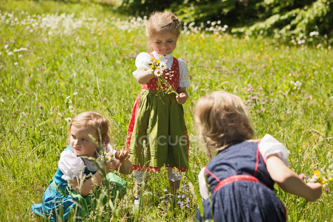 Meninas em roupas tradicionais da Baviera — Fotografia de Stock